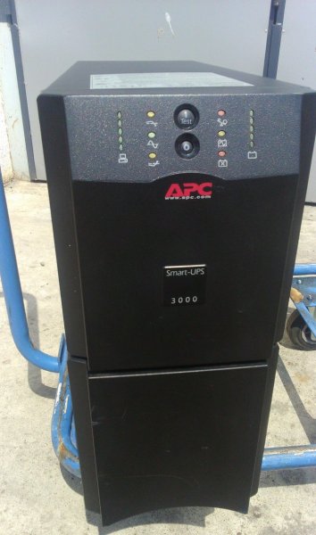 APC Smart-UPS 3000 2.7 KW / 3.0 kVA